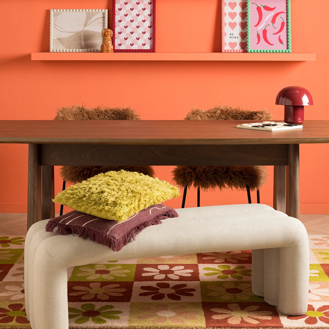 Kleurrijke eetkamer met harige stoelen en eetkamerbankje