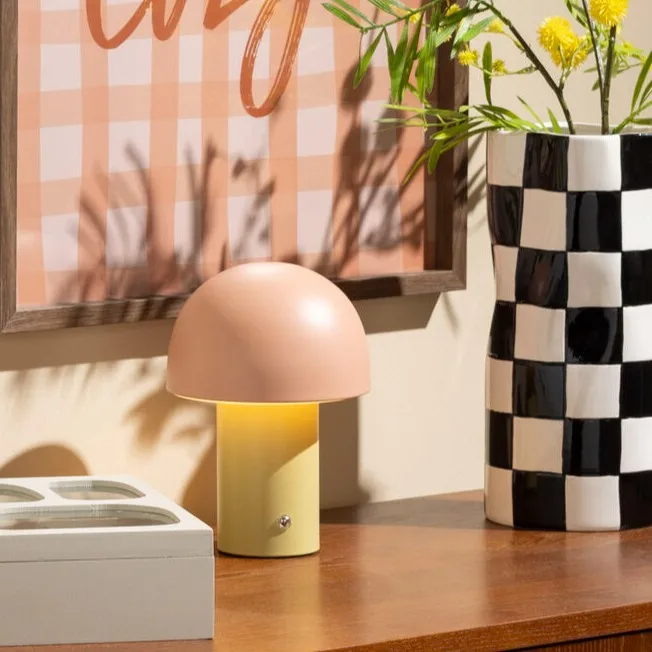 Speelse tafellamp geel met roze met mushroom kapje