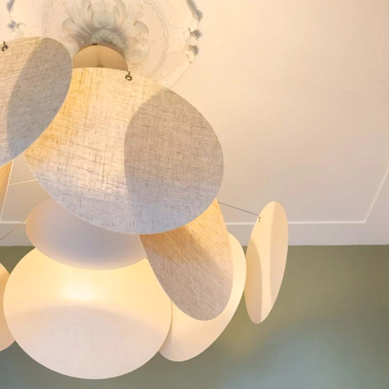 Hal van blogger interieurvanmies na make-over met muurverf mat olijf groen van Kwantum en hanglamp Heli