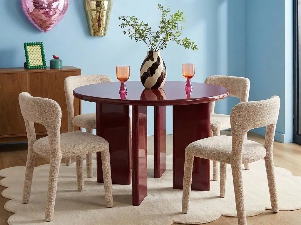 Bordeaux ronde eettafel in een moderne setting