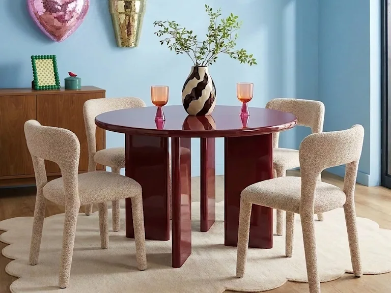 Bordeaux ronde eettafel in een moderne setting