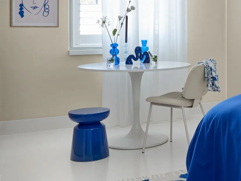 Witte en ronde eettafel in een moderne setting