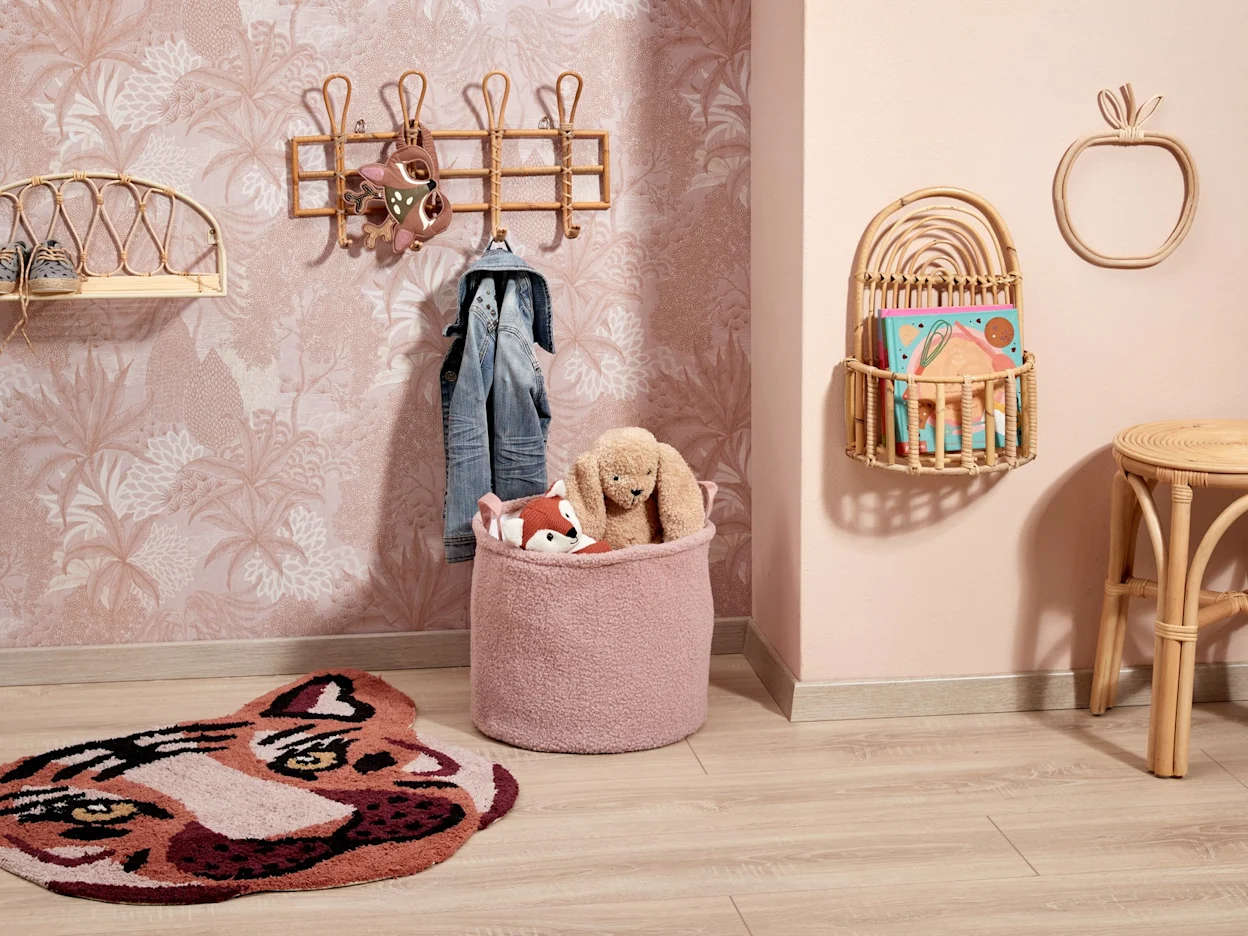 Bohemian babykamer met zachte tinten en accessoires van hout en rotan