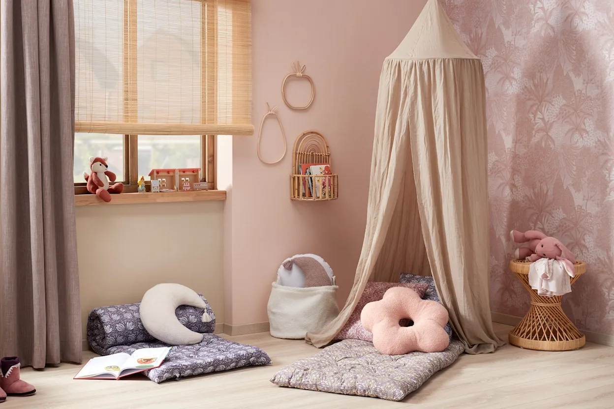 Een boho babykamer krijgt sfeer door warme kleuren en natuurlijke materialen zoals bamboe en rotan.