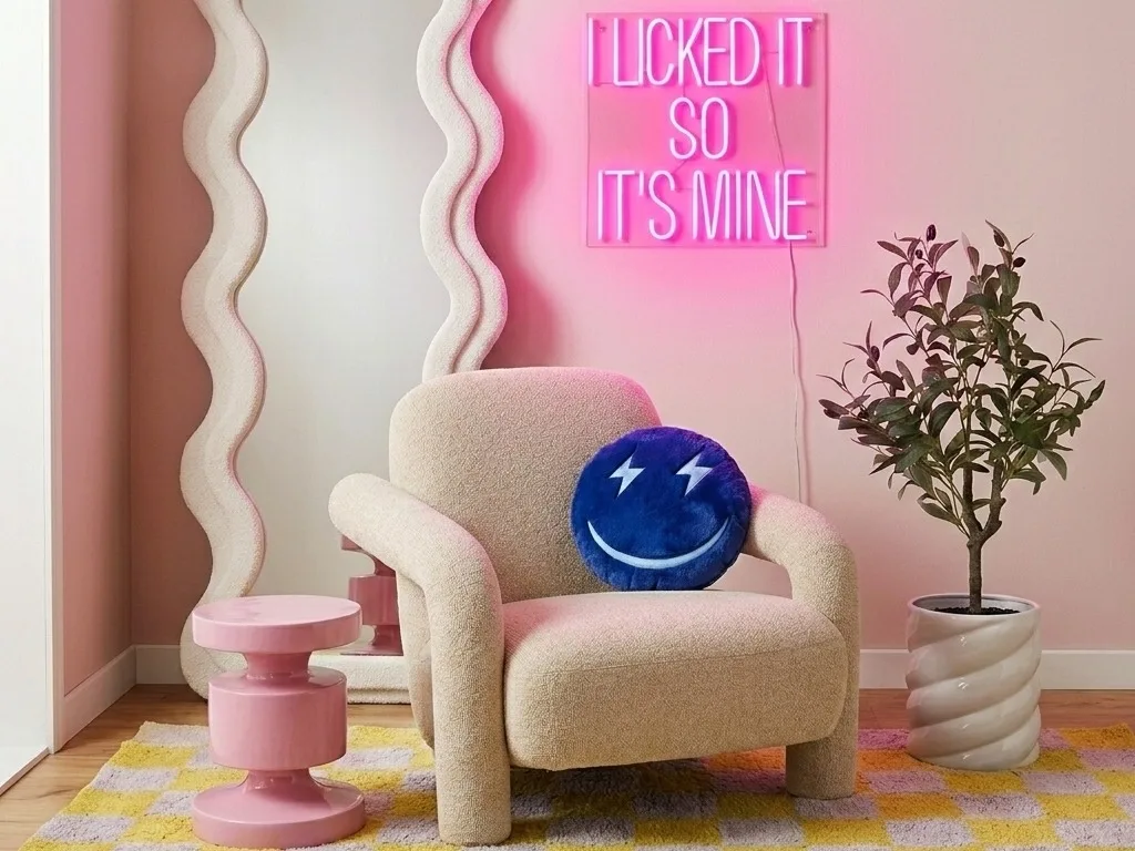 Eclectische woonkamer met kleurrijke accessoires en meubelen