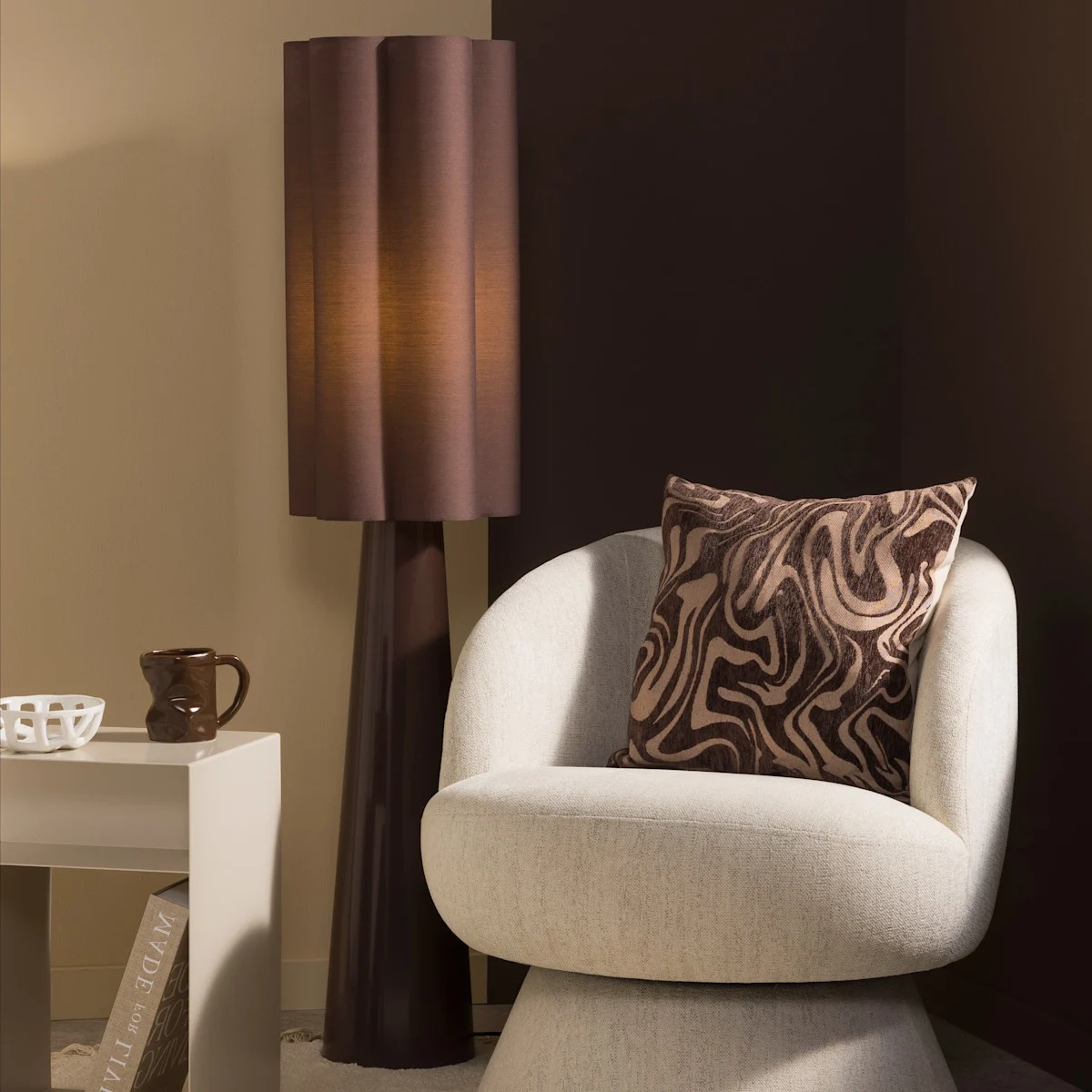 Paarse vloerlamp met beige fauteuil in Scandinavische setting
