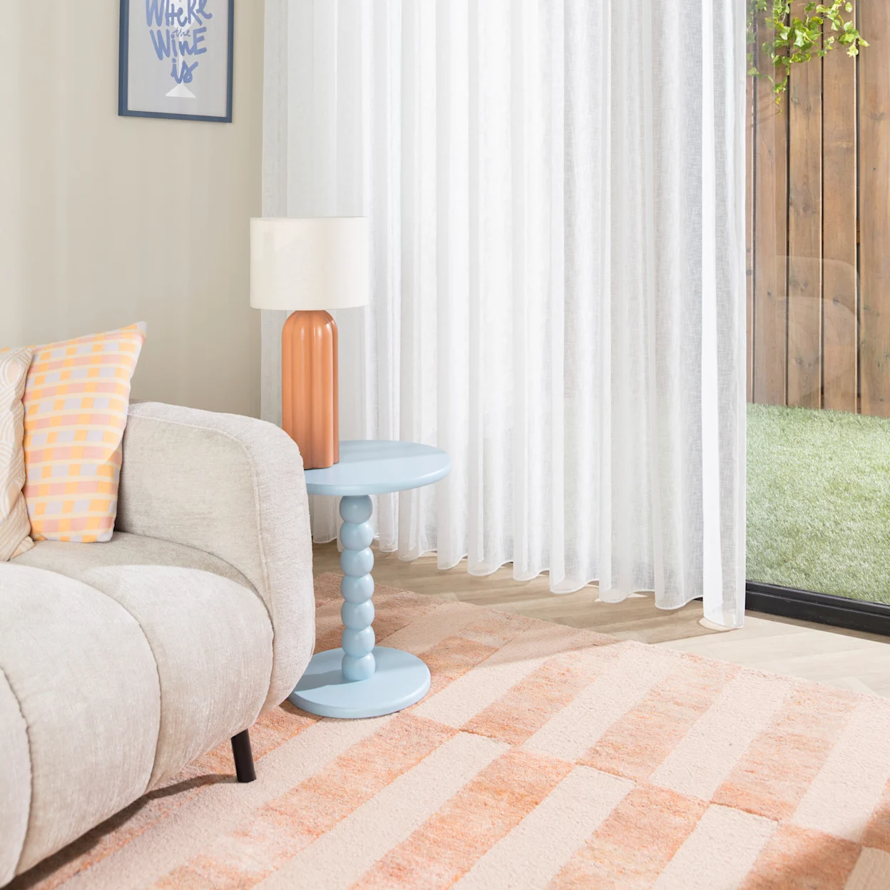 Pastel kleurig vloerkleed in lichte woonkamer