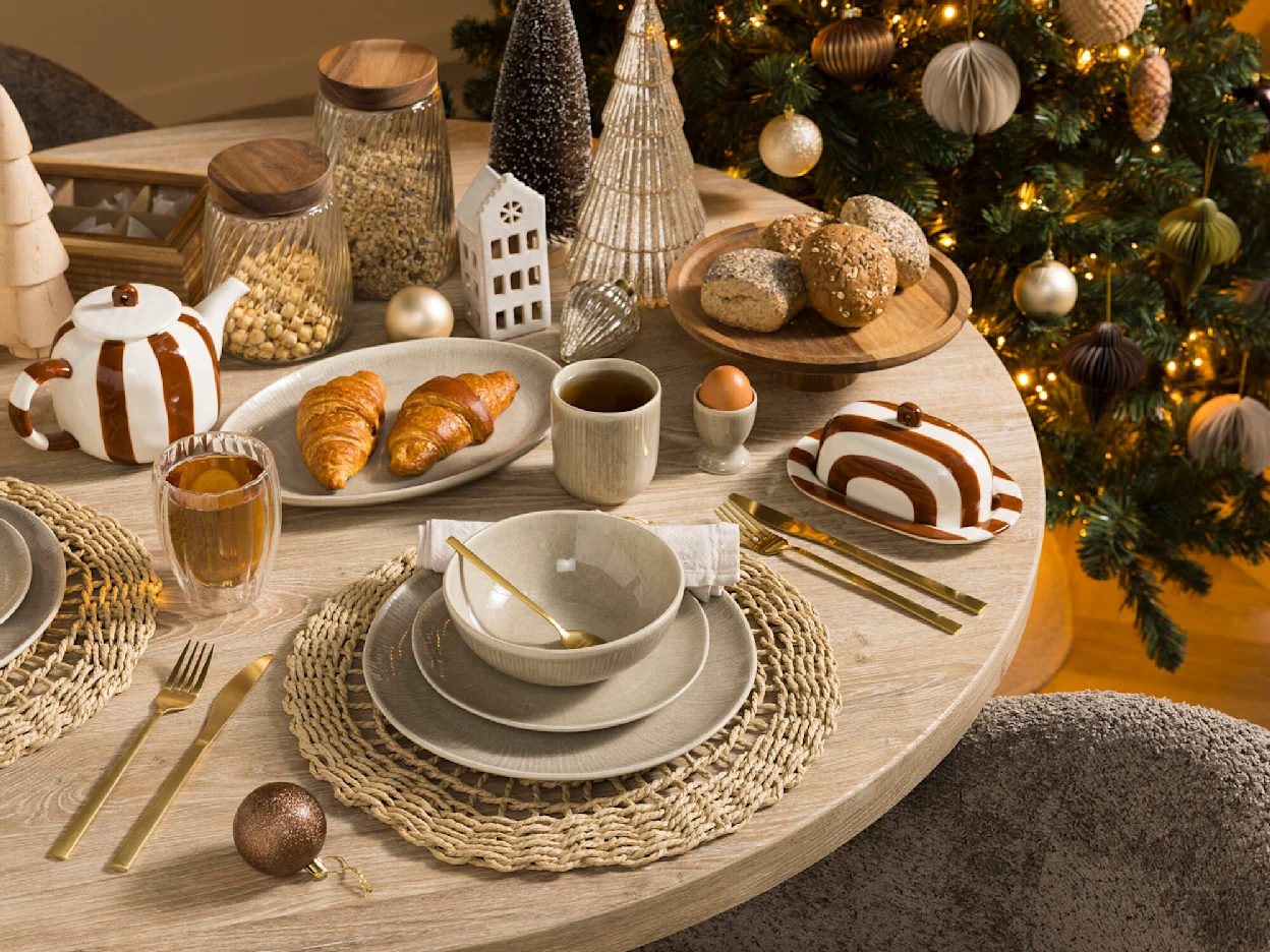Scandinavisch servies in rustige aardetinten
