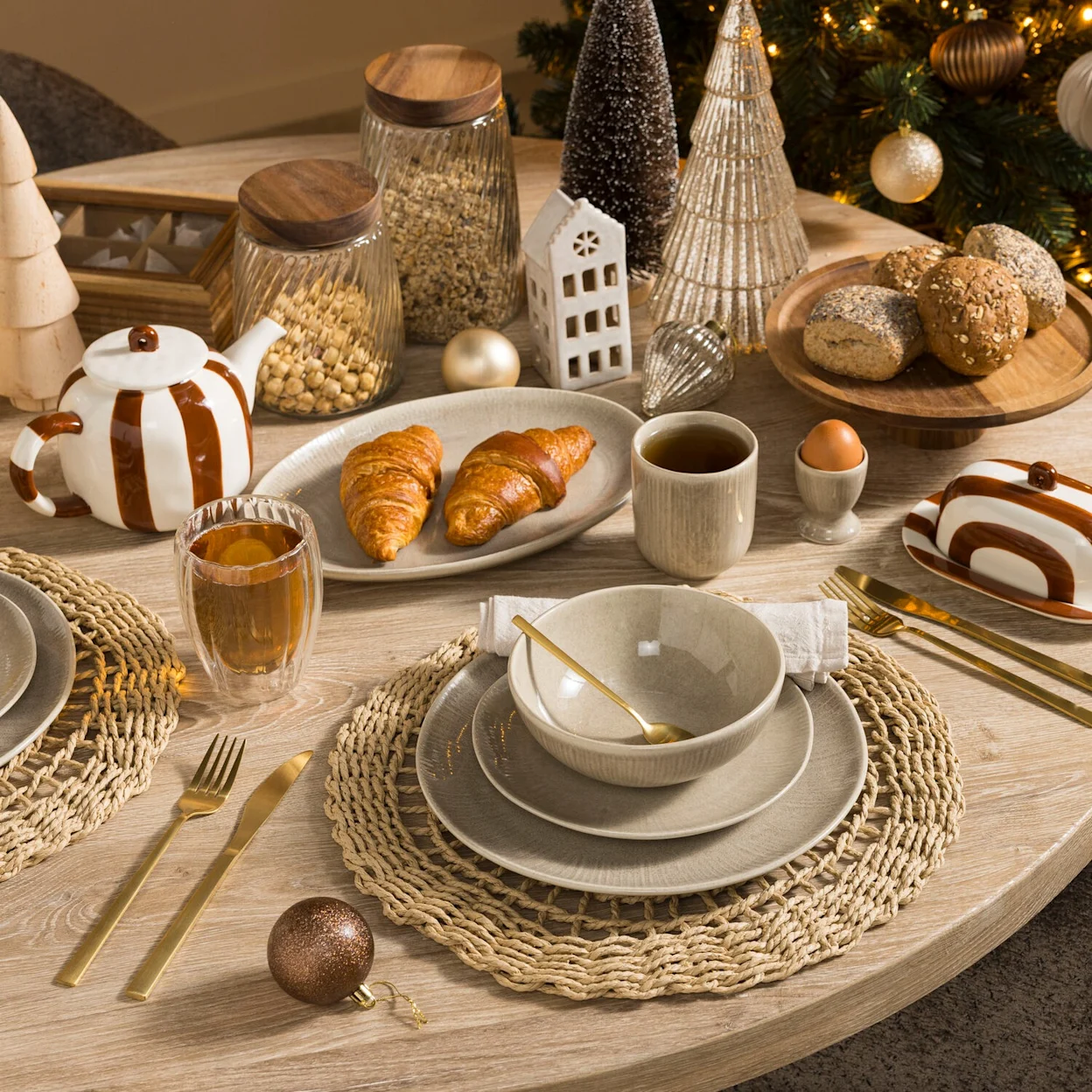 Scandinavisch servies in rustige aardetinten