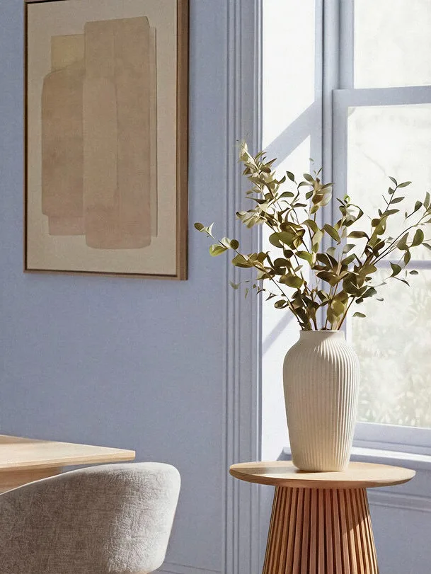 Sfeervol landelijke decoratie met lichte vaas en wanddecoratie