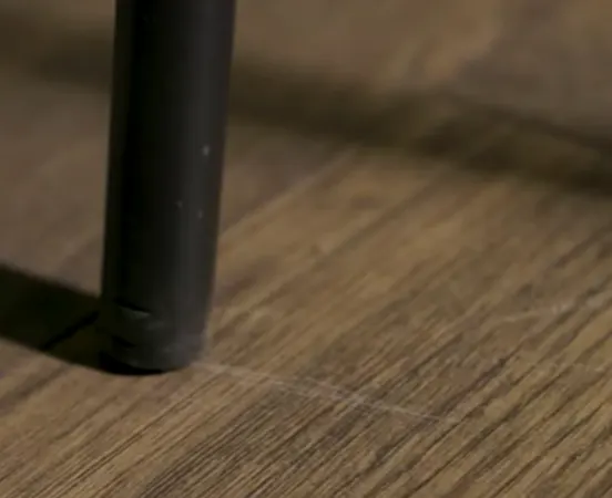 Door regelmatig te stofzuigen, wekelijks te dweilen met een pH-neutrale PVC-reiniger en de vloer enkele keren per jaar grondig te reinigen, voorkom je slijtage, strepen en doffe plekken.