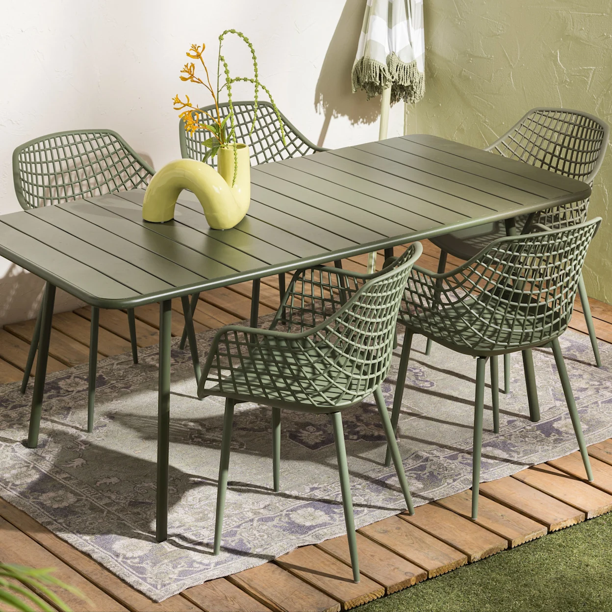 Een groene moderne tuintafel met tuintoelen