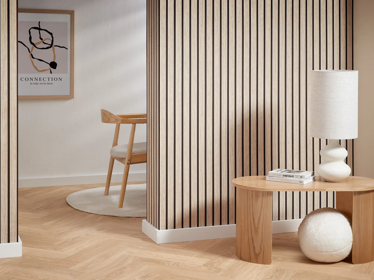 Japandi behang met houtlook effect