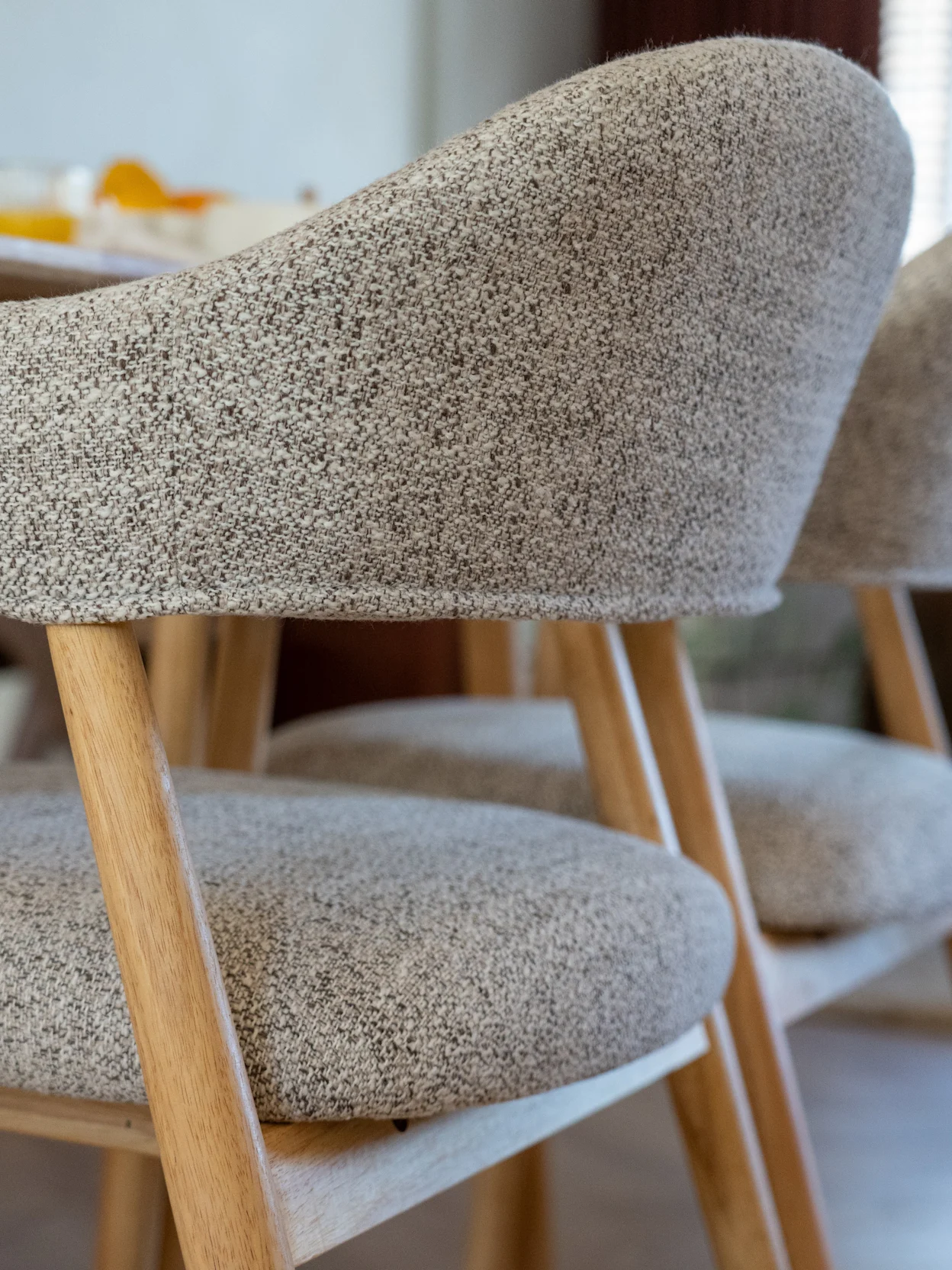 Landelijke eetkamerstoel met grijze stoffen zitting en licht houten onderstel