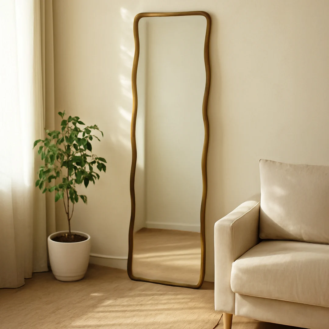 Japandi spiegel met donkerhouten golvende rand