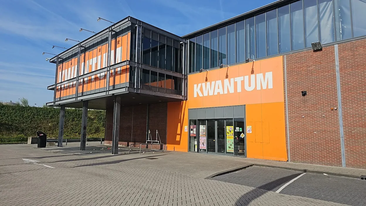 Voorgevel van Kwantum in Zaandam