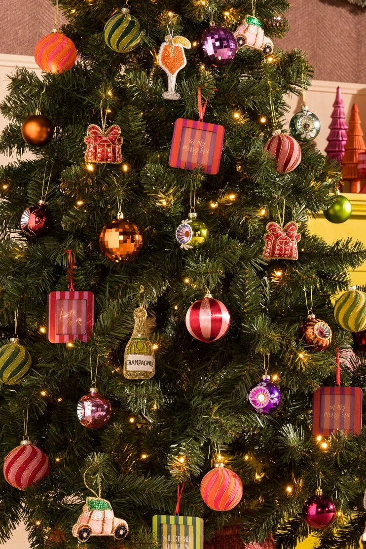 Speelse kerstballen en kerstornamenten