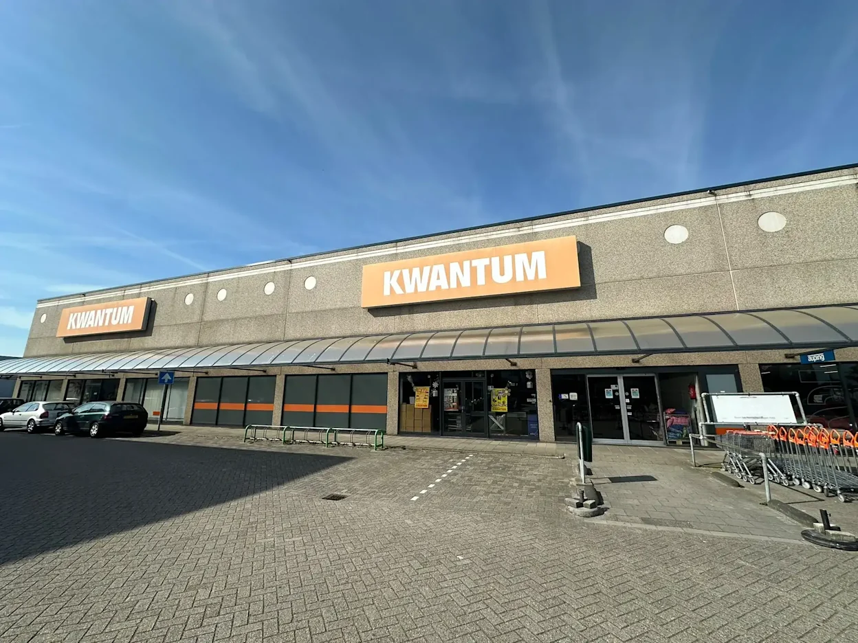 Voorgevel van Kwantum in Naaldwijk