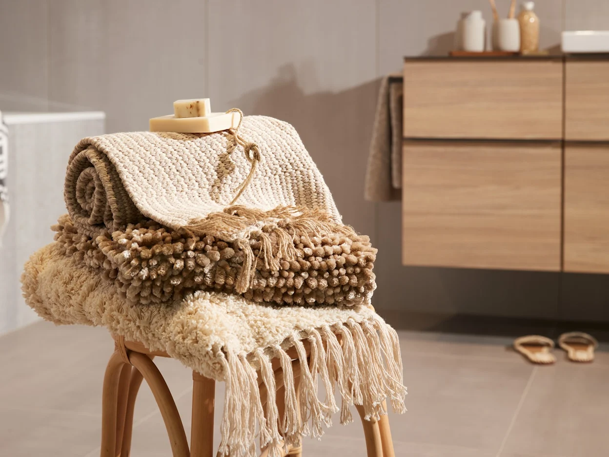 Bohemian badkameraccessoires in natureltinten en badmatten met franjes