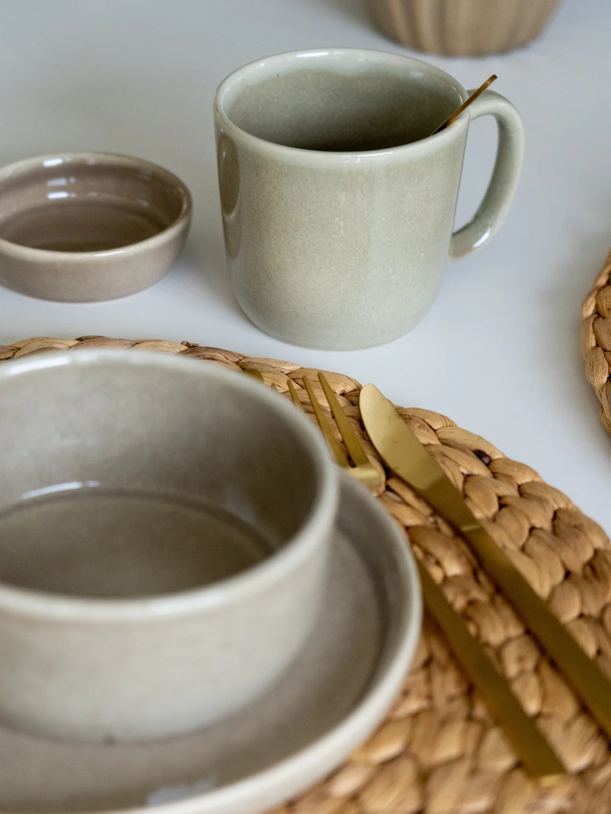 Aardewerk servies grijs op een zeegras placemat