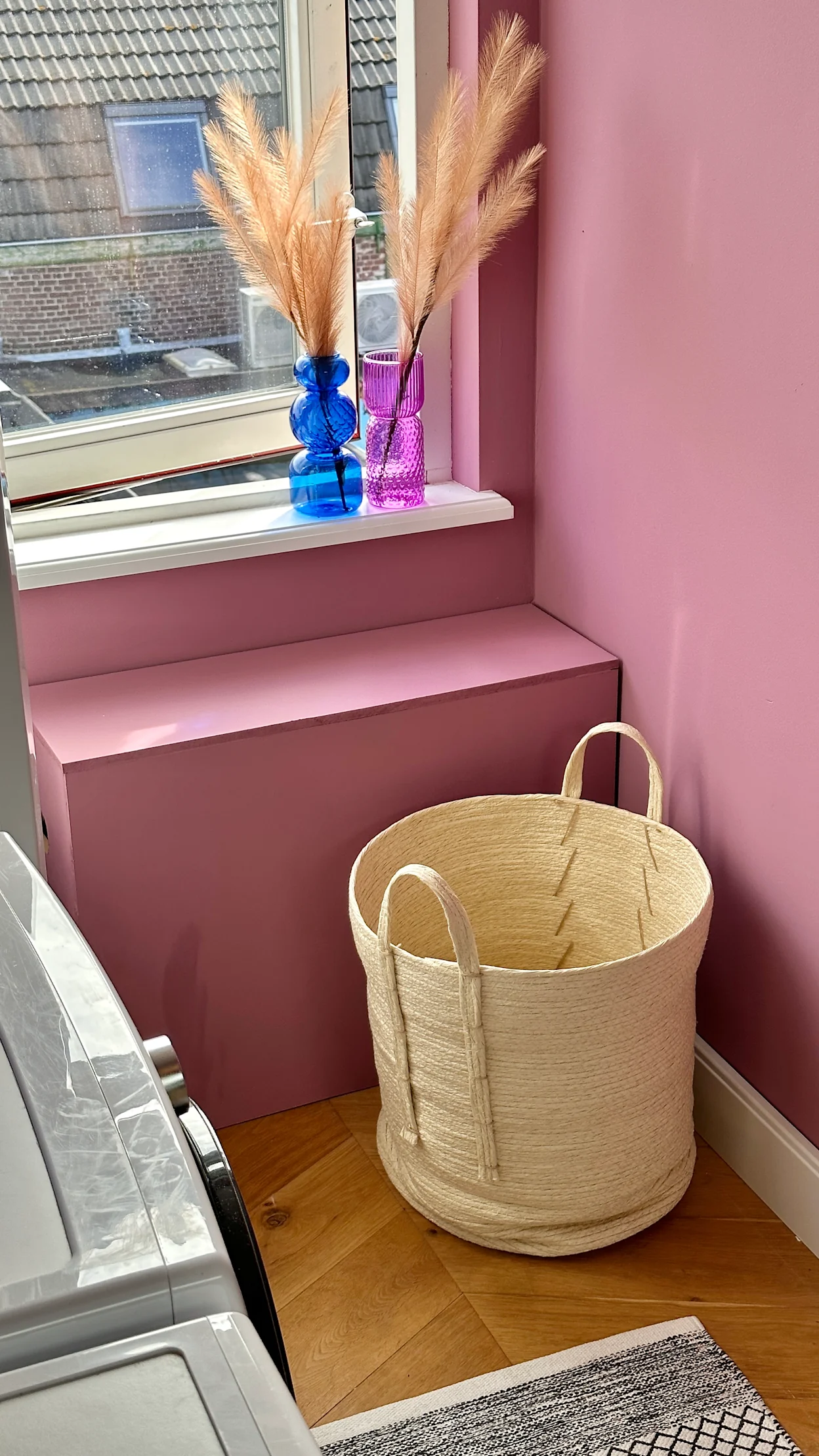 Het kleurrijke washok van blogger Leonie ter veldt na make-over met roze verfkleur Misty Mauve van Kwantum