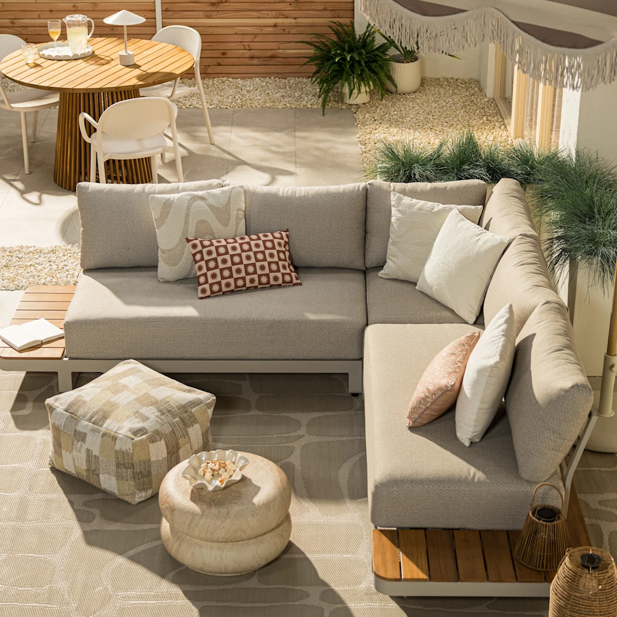 Beige loungeset met houten details 