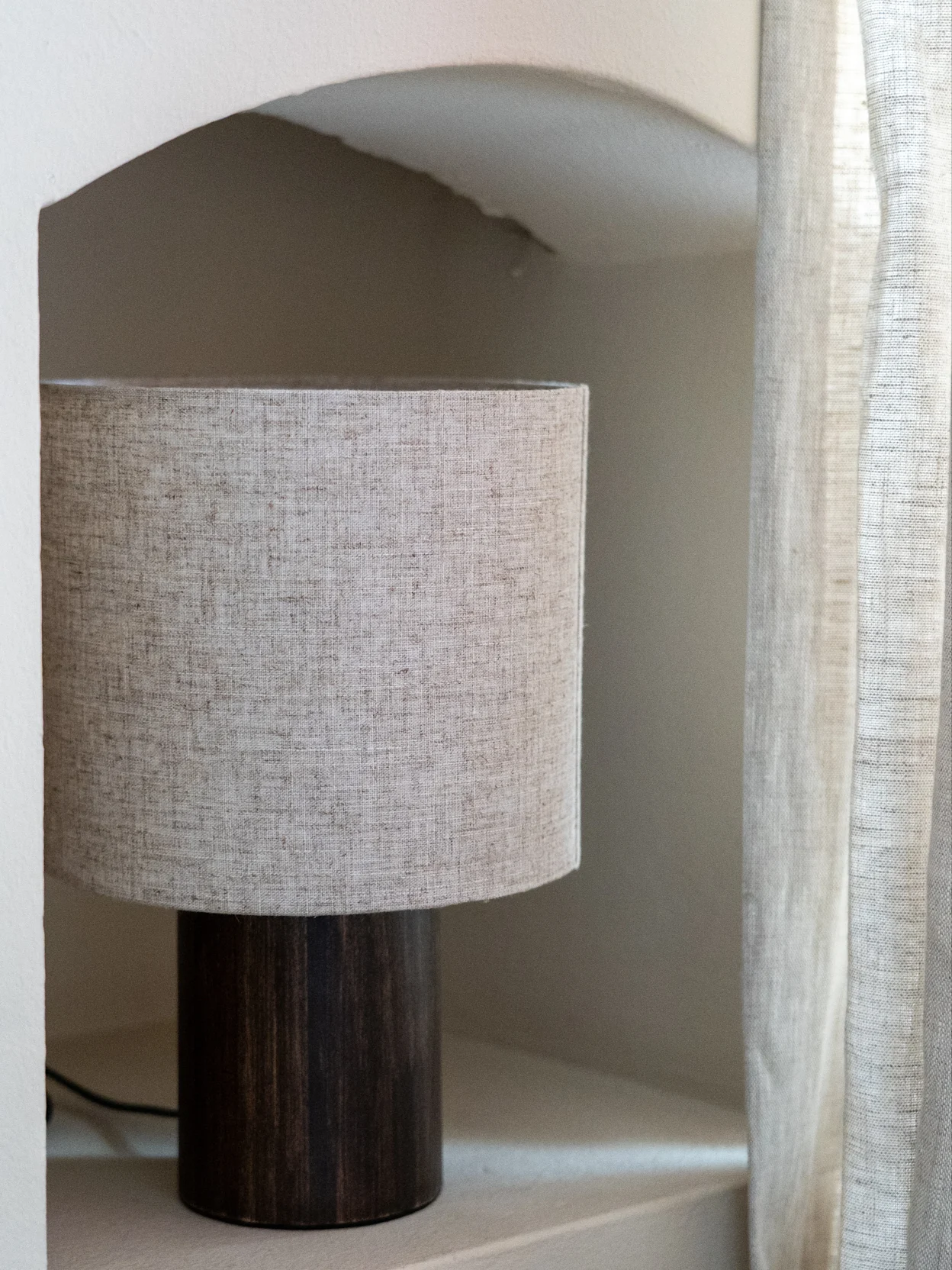 Japandi tafellamp met donker houten lampvoet en beige linnen kap