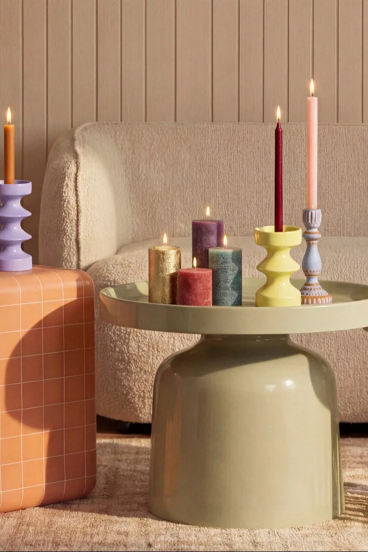 Moderne bijzettafels in woonkamer setting