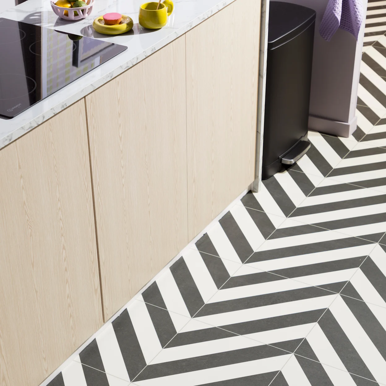 Speelse vinylvloer met visgraat dessin in de keuken
