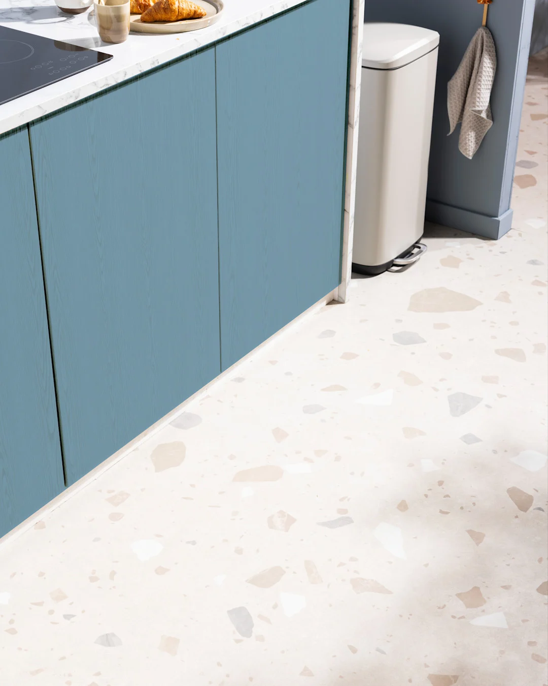 Een vinylvloer met terraza effect in de keuken