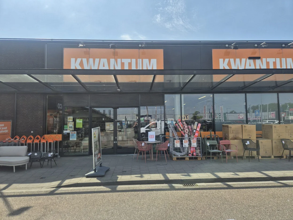 Voorgevel van Kwantum in Terneuzen