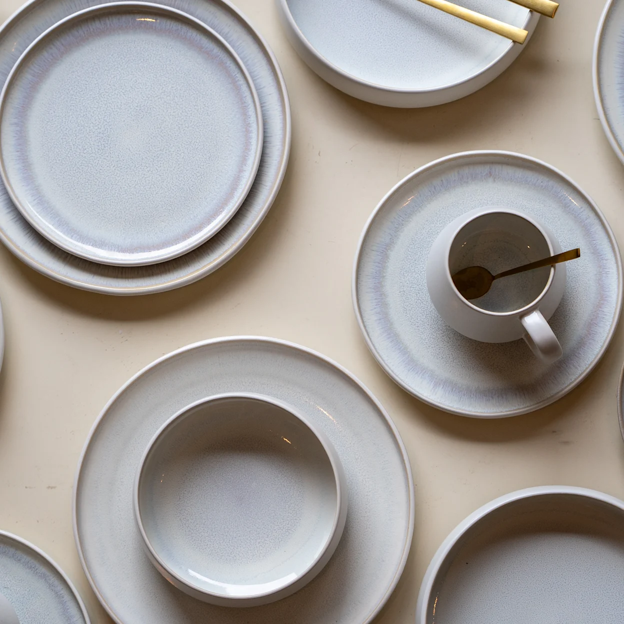 Modern servies beige