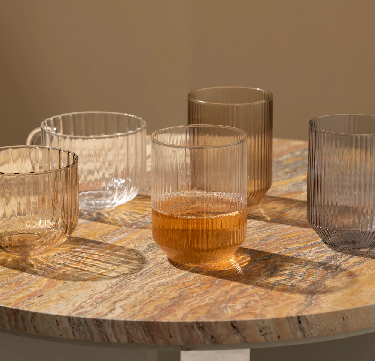 Moderne doorzichtige drinkglazen met ribbelstructuur