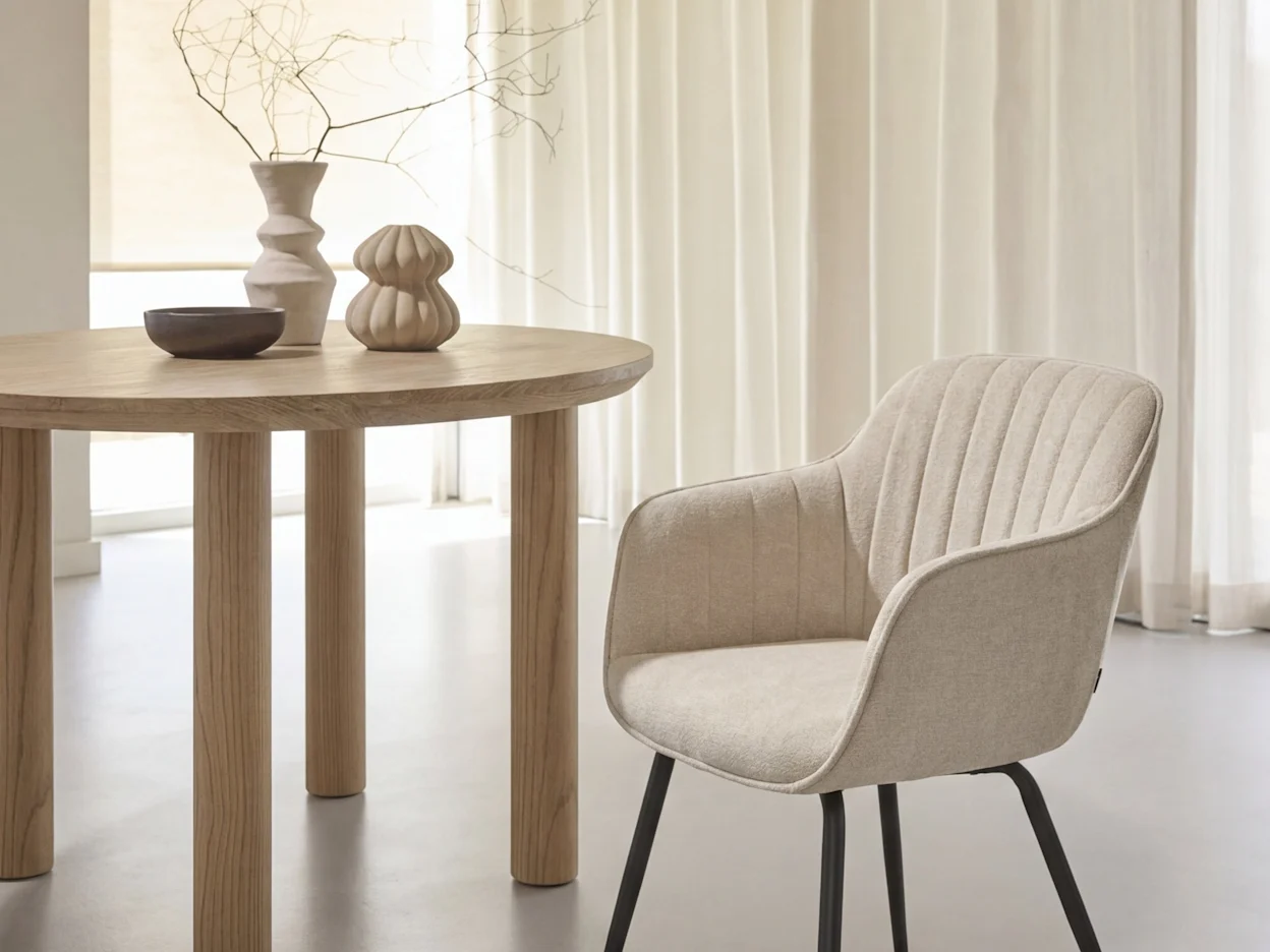 Eethoekje met houten eettafel en lichte moderne stoel