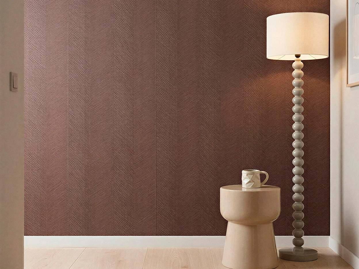 Japandi behang bordeaux met subtiele linnenlook structuur
