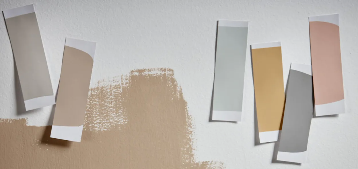 Verschillende kleuren verftesters op de muur