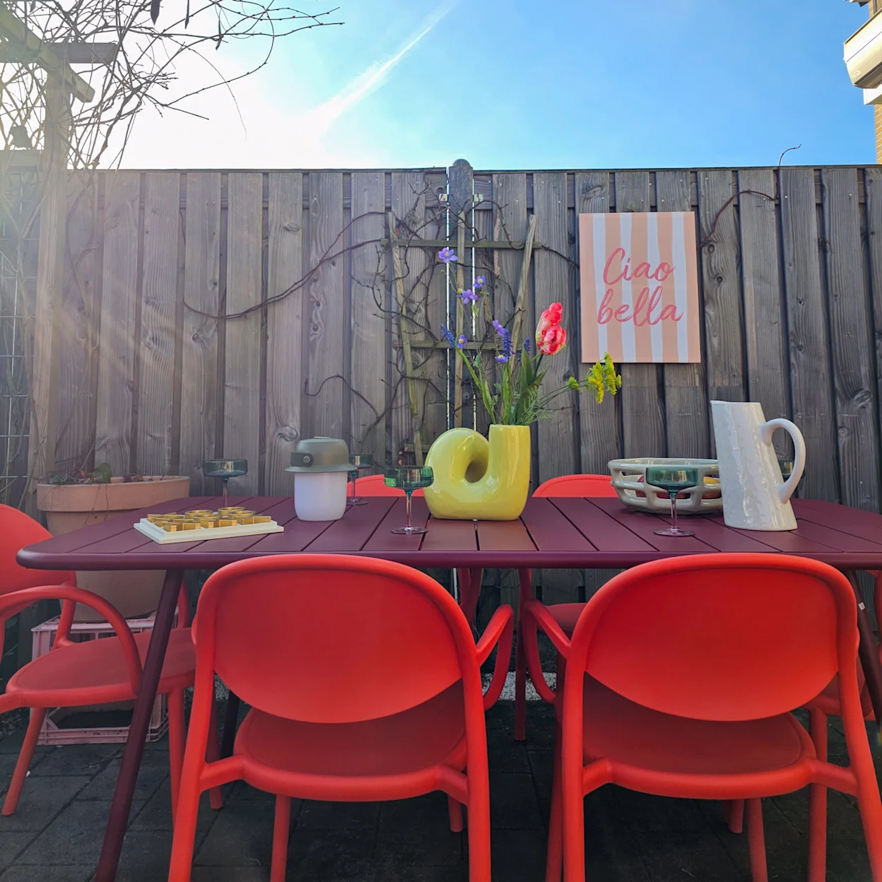 Nieuwe gekleurde tuinset in de tuin van @mevrouwstyling