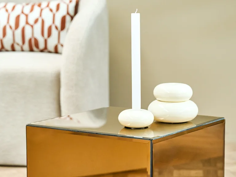 Bijzettafel met spiegeleffect en moderne woondecoratie styling