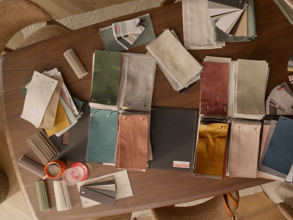 Diverse soorten kleurstalen voor raamdecoratie op maat