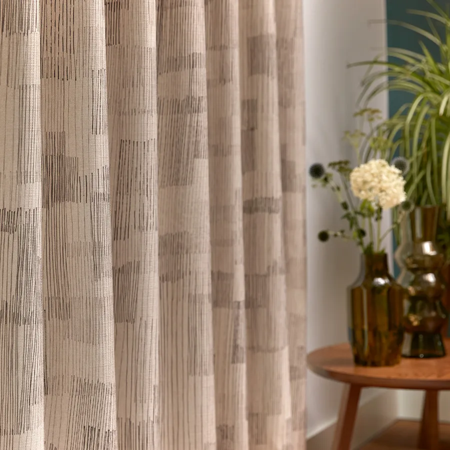 Touch of retro Raambekleding met vaas op bijzettafel