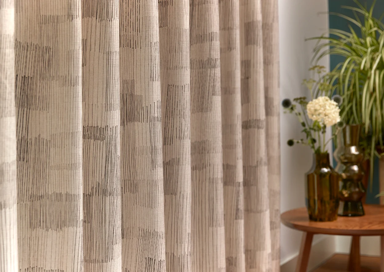 Touch of retro Raambekleding met vaas op bijzettafel
