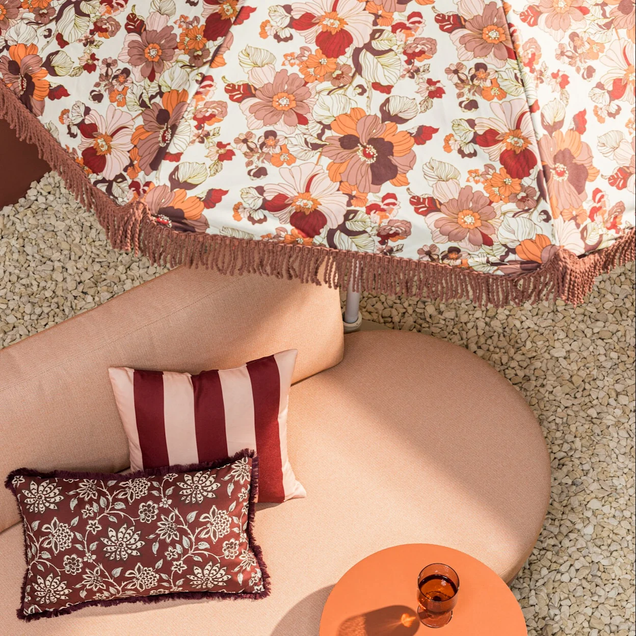 Parasol met bloemenprint en sierkussen met bloemenprint