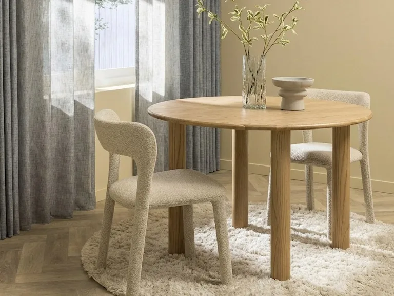 Japandi look eettafel rond met ronde poten in eikenkleur