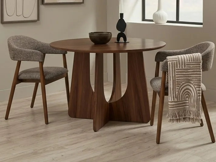 Japandi look eettafel rond met ronde poten in warme walnootkleur
