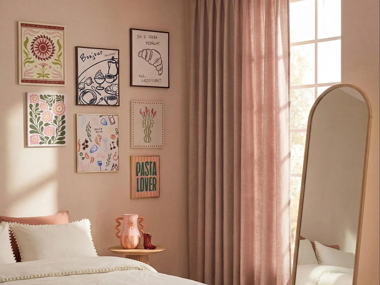 Gezellige wanddecoratie in de slaapkamer met diverse kleuren en prints