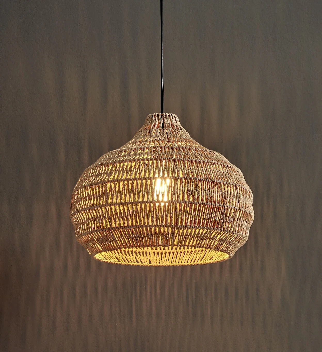 Rotan hanglamp voor een sfeervolle look
