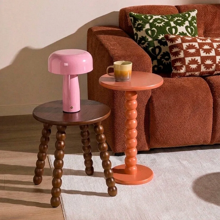 Retro bijzettafels met bolaccenten in terra en bruin