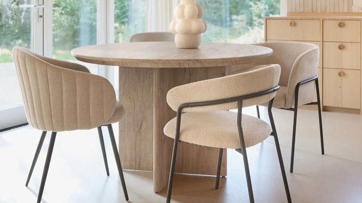 Houten eettafel in Scandinavische stijl in moderne eethoek keukensetting