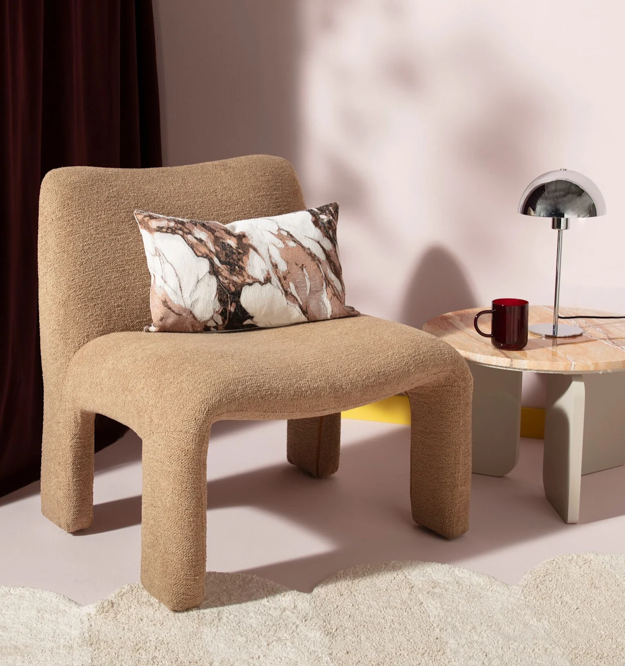 Sfeersetting met een bruine fauteuil in Scandinavische setting