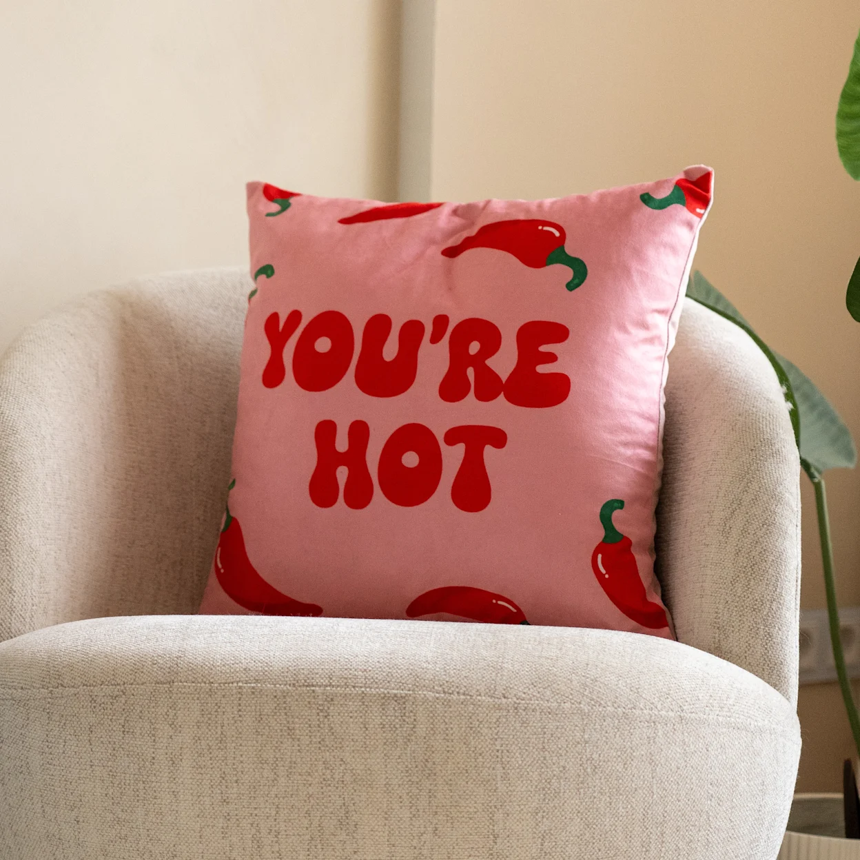 Kleurrijk sierkussen met tekst en pepertjes